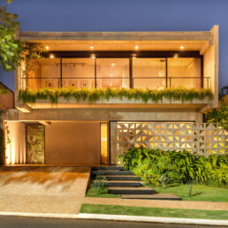 casa, prefabricados, concreto aparente, fachada, garagem aberta, minimalismo, minimalista