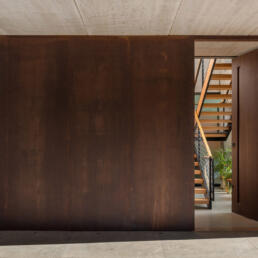 casa, prefabricados, concreto aparente, porta, mimetizada, aco corten