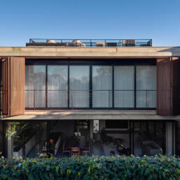 casa, prefabricados, concreto aparente, sobrado, brise movel sanfonado, sacada