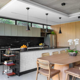 casa, prefabricados, concreto aparente, cozinha aberta, ilha gourmet, jantar, ambientes integrados