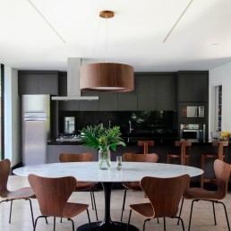 cornetta arquitetura, casas minimalistas, casas, industrializadas, pre fabricadas, concreto aparente, estrutura metalica, mesa, jantar, saarien, serie 7, arne jacobsen