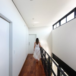 cornetta arquitetura, casas minimalistas, casas, industrializadas, pre fabricadas, concreto aparente, estrutura metalica, corredor, mezanino