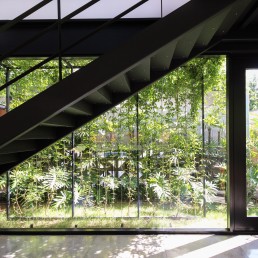 cornetta arquitetura, casas minimalistas, casas, industrializadas, pre fabricadas, concreto aparente, estrutura metalica, escada metalica, jardim interno