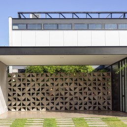 cornetta arquitetura, casas minimalistas, casas, industrializadas, pre fabricadas, concreto aparente, estrutura metalica, fachada, garagem aberta