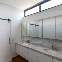 cornetta arquitetura, casas minimalistas, casas, industrializadas, pre fabricadas, concreto aparente, estrutura metalica, banheiro amplo, piso de madeira