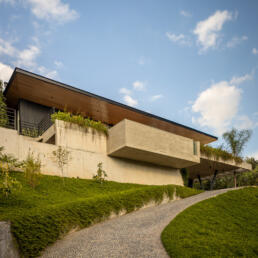 fachadas, casas, modernas, minimalistas, minimalismo, concreto aparente, estrutura metalica, terreno, declive, aclive