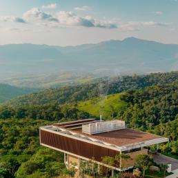 pedro, cornetta, projeto, arquitetura, casa, estrutura metalica, terreno, declive, encosta, montanha, serra, suspensa
