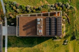 cornetta arquitetura, pedro cornetta, casa suspensa, foto aerea, drone, implantacao